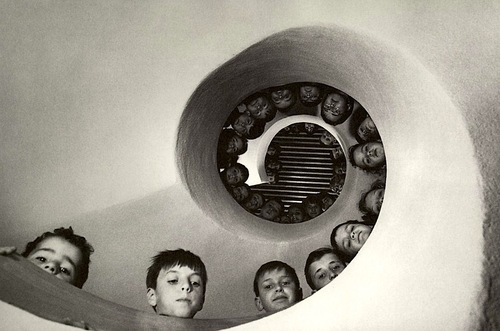 "Bibliothèque pour enfants, Clamart, France." 1965, photographie noir & blanc. 